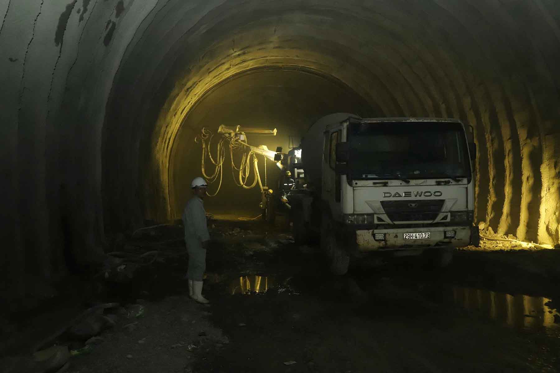 7月16日にDeo Ngangトンネルのパイプラインを掘削するために、建設を加速することに集中。写真:ヴー・トゥアン.