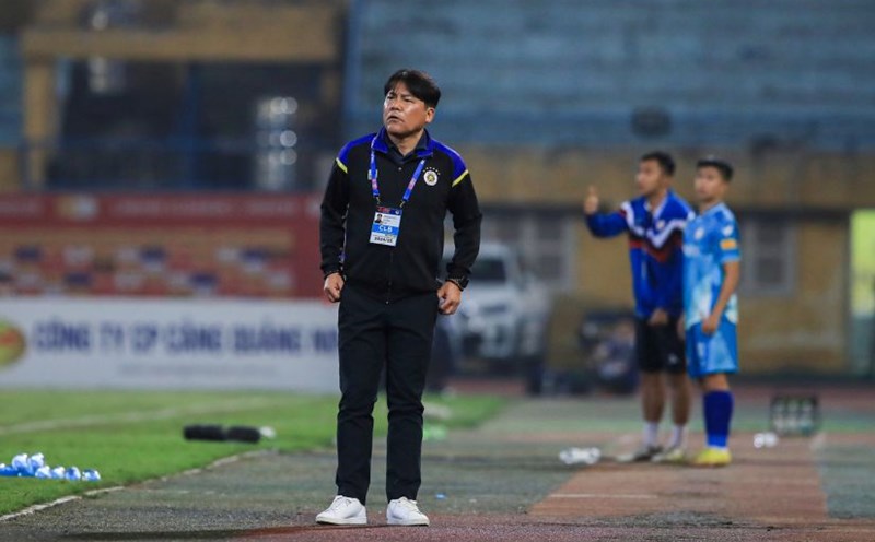 Coach Makoto Teguramori extended his contract with Hanoi FC. Photo: Minh Dan