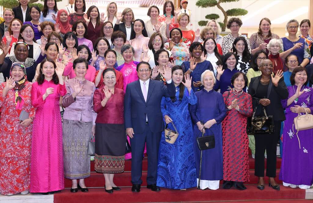 政治委員、ファム・ミン・チン首相と夫人が、外交部門国際女性デーを記念して、ベトナムおよび国際的な女性外交官と会談しました。写真:ハイ・グエン