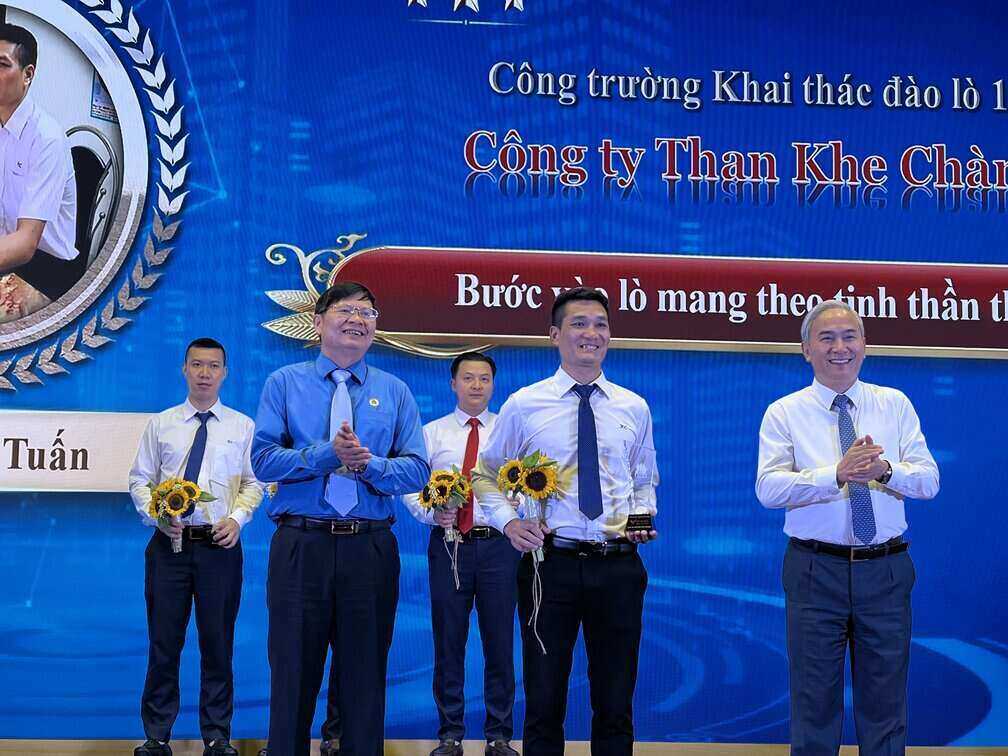 Vice President of the Vietnam General Confederation of Labor Phan Van Anh (far left, above) and Deputy Secretary of the Party Committee, General Director of TKV Vu Anh Tuan awarded outstanding workers who are members of the Communist Party of Vietnam. Photo: Kieu Vu