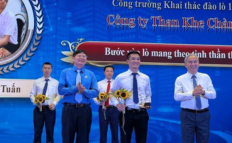 Vice President of the Vietnam General Confederation of Labor Phan Van Anh (far left, above) and Deputy Secretary of the Party Committee, General Director of TKV Vu Anh Tuan awarded outstanding workers who are members of the Communist Party of Vietnam. Photo: Kieu Vu