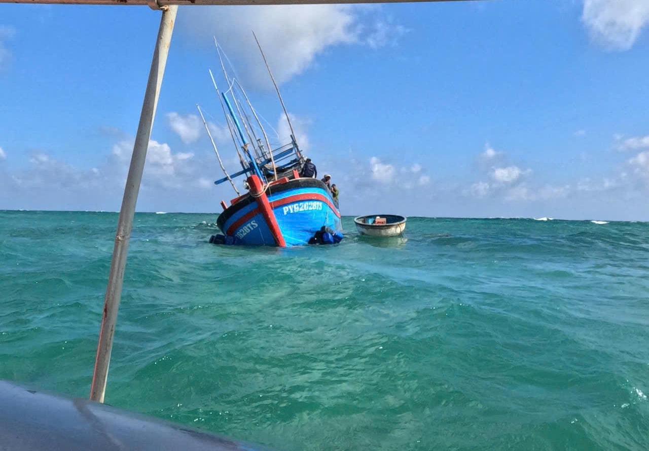 Des cadres et des soldats de l'île de Da Lat sauvent a temps un bateau de peche echoue. Photo : Hoa Ngoc Anh