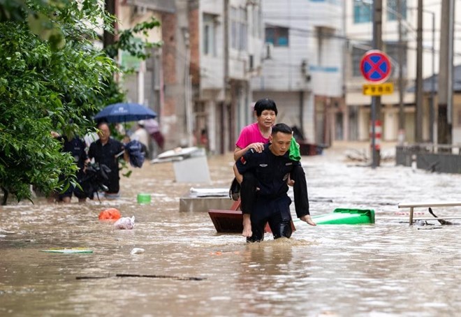 Mưa lớn như trút, Trung Quốc báo động nguy cơ vỡ đê hàng loạt
