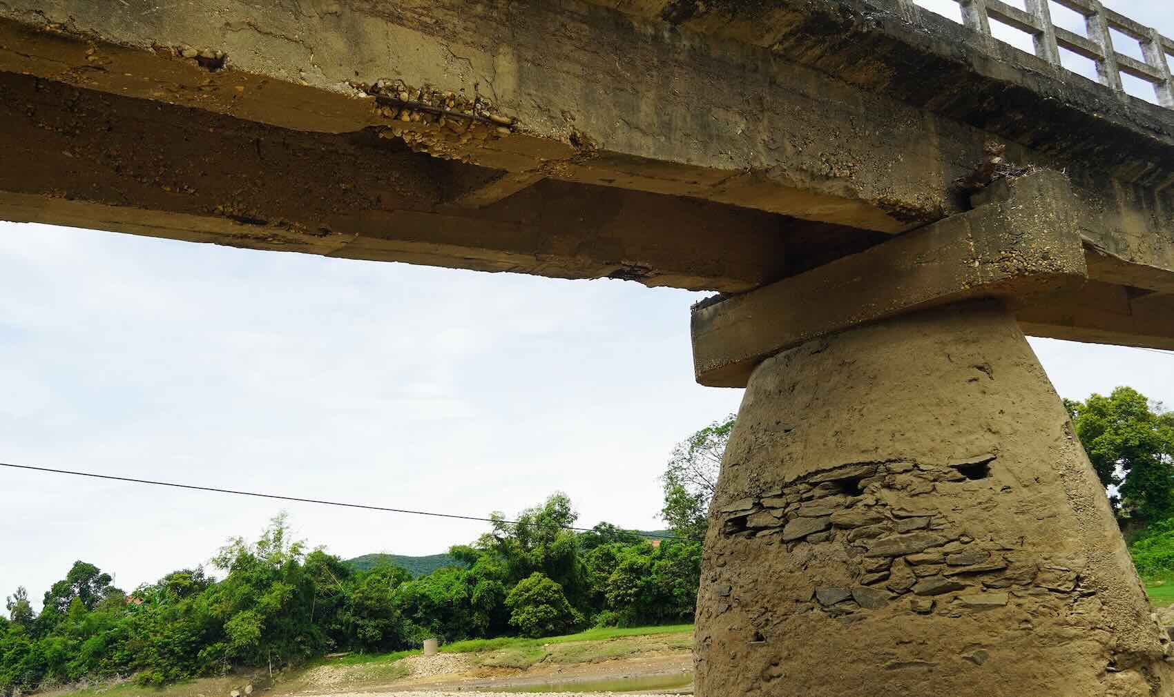 Le pont du marche est gravement degrade. Photo : Hai Phu