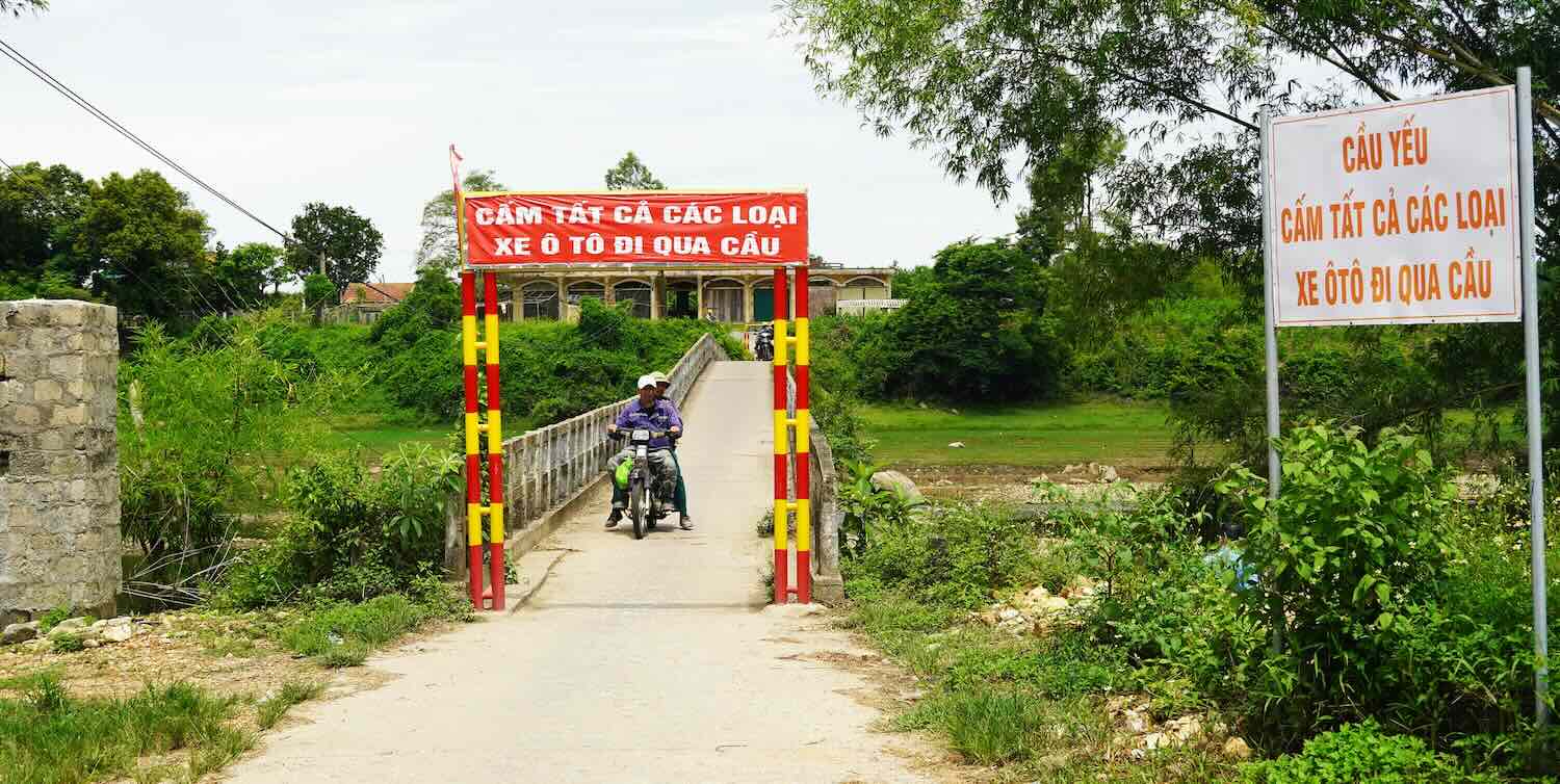 Chinh quyen dia phuong da cam bien cac xe o to di chuyen qua cau. Anh: Xuan Phu