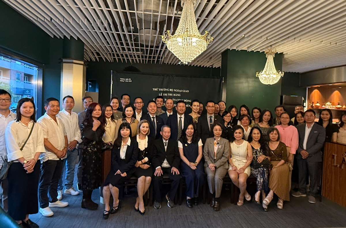 Viceministro Le Thi Thu Hang y la comunidad vietnamita en Suecia. Foto: El Comite Estatal para el Pueblo Vietnamita en el extranjero