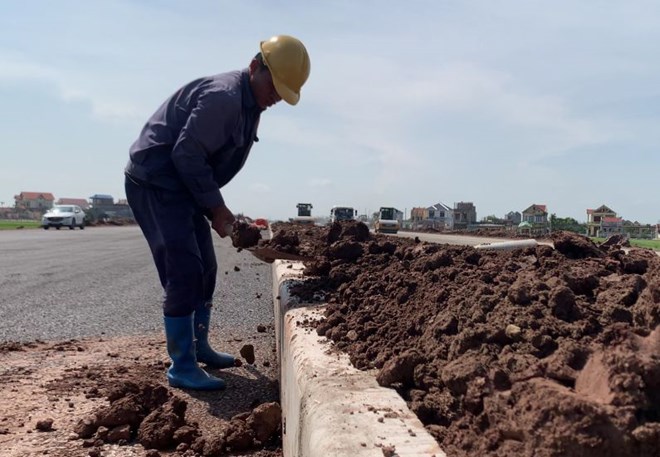 Công nhân làm sáng sớm, tăng ca tối đẩy tiến độ đường nghìn tỉ ở Ninh Bình