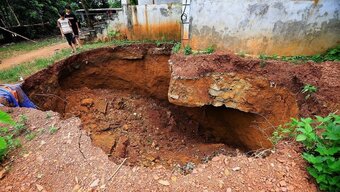 The mouth of the sinkhole has expanded close to the house's foundation, digging deep into the foundation and creating a frog's jaw to eat deep into the ground. Photo: Trong Dat