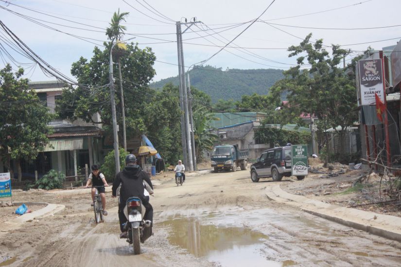 남까오 연장 도로(다낭시 호아칸동)는 수년 동안 미완성 상태로 시공되어 도로 양쪽 주민들의 삶이 혼란에 빠졌습니다. 사진: 쩐티