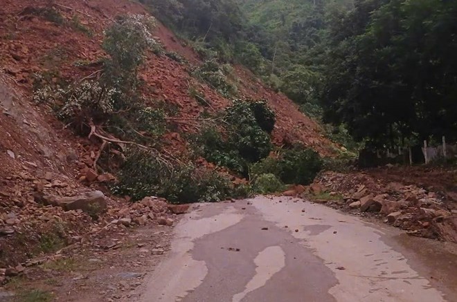 Glissement de terrain dû a de fortes pluies sur la route nationale 279D de Son La a Lai Chau a l'aube du 5 juillet. Photo : Nguyen Nga.