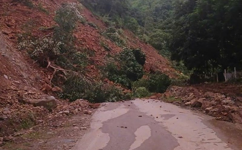 Landslide due to heavy rain on National Highway 279D from Son La to Lai Chau in the early morning of July 5. Photo: Nguyen Nga.