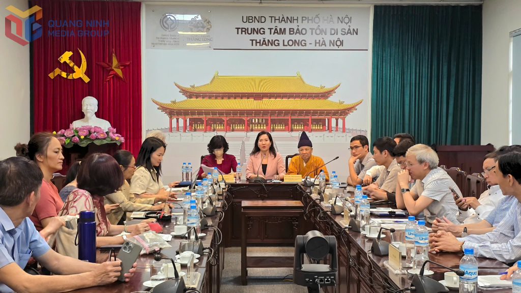 Dai dien Bo Ngoai giao, Bo VH-TT&DL, 3 dia phuong lien quan cung cac chuyen gia, nha khoa hoc doi thoai truc tuyen voi chuyen gia Hoi dong Di tich va Di chi quoc te (ICOMOS) de giai trinh, lam ro cac noi dung trong ho so de cu Quan the di tich va danh thang Yen Tu - Vinh Nghiem – Con Son, Kiep Bac. Anh: Trung tam Truyen thong tinh Quang Ninh