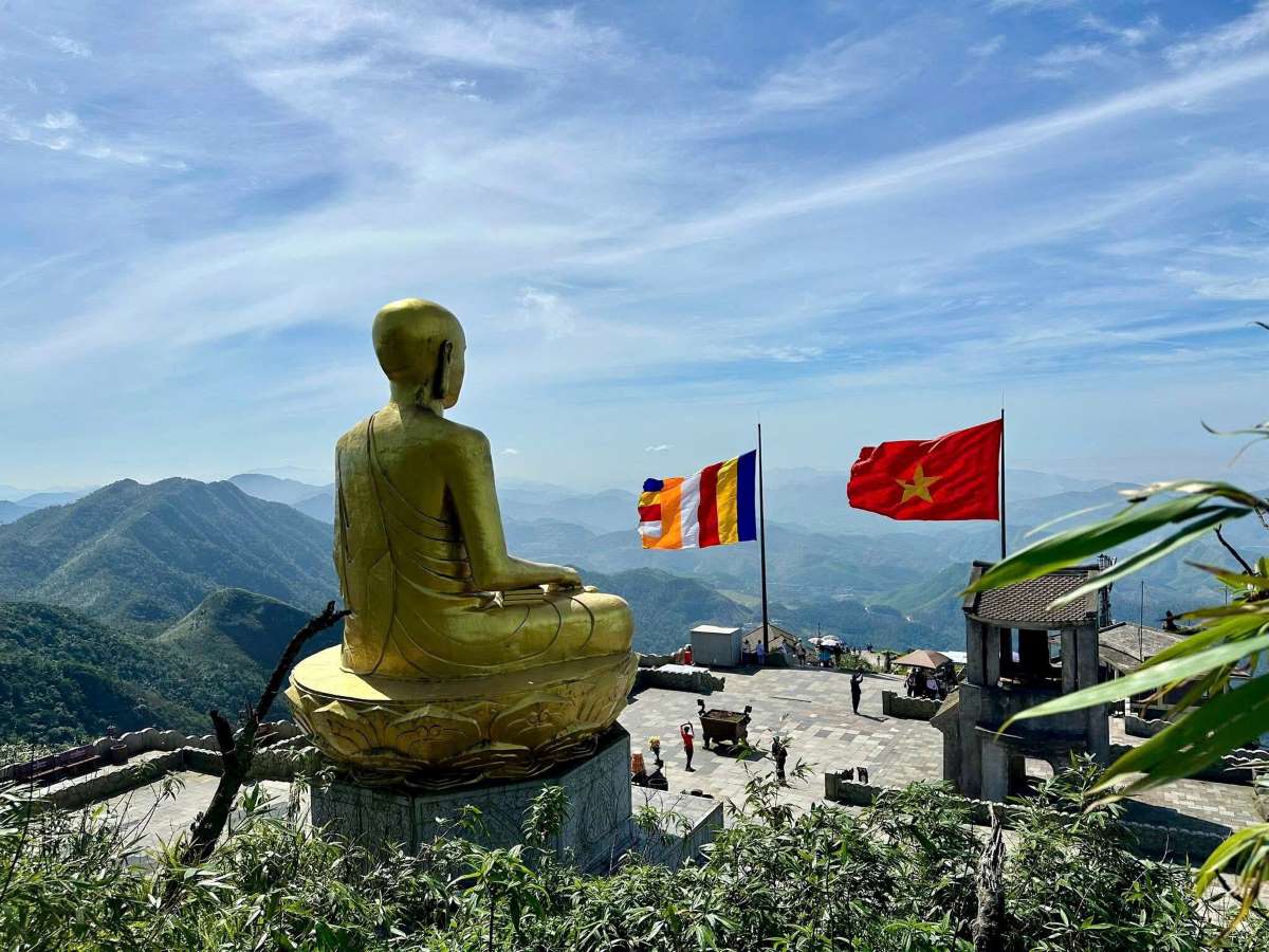La estatua del Buda Tran Nhan Tong en el joven yen sagrado yen tu. Foto: Nguyen Hung