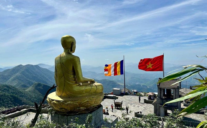 The statue of King Tran Nhan Tong on the sacred Yen Tu monastery. Photo: Nguyen Hung