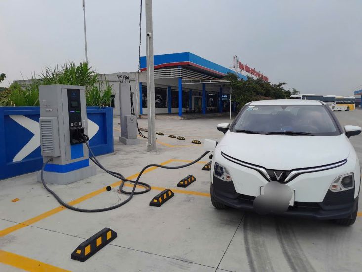 Muchos tapones tienen estaciones de carga de automoviles electricos. Foto: Xuyen Dong