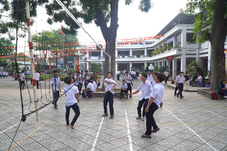 Hoc sinh choi the thao trong gio ra choi. Anh: Chan Phuc