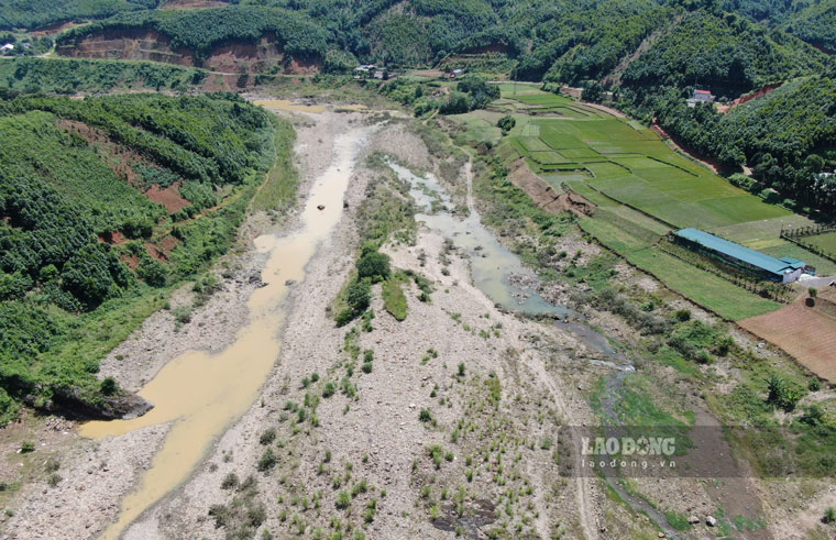 Việc tích nước của thủy điện khiến khu vực hạ lưu không đảm bảo nguồn nước phục vụ sản xuất. Ảnh: Văn Đức