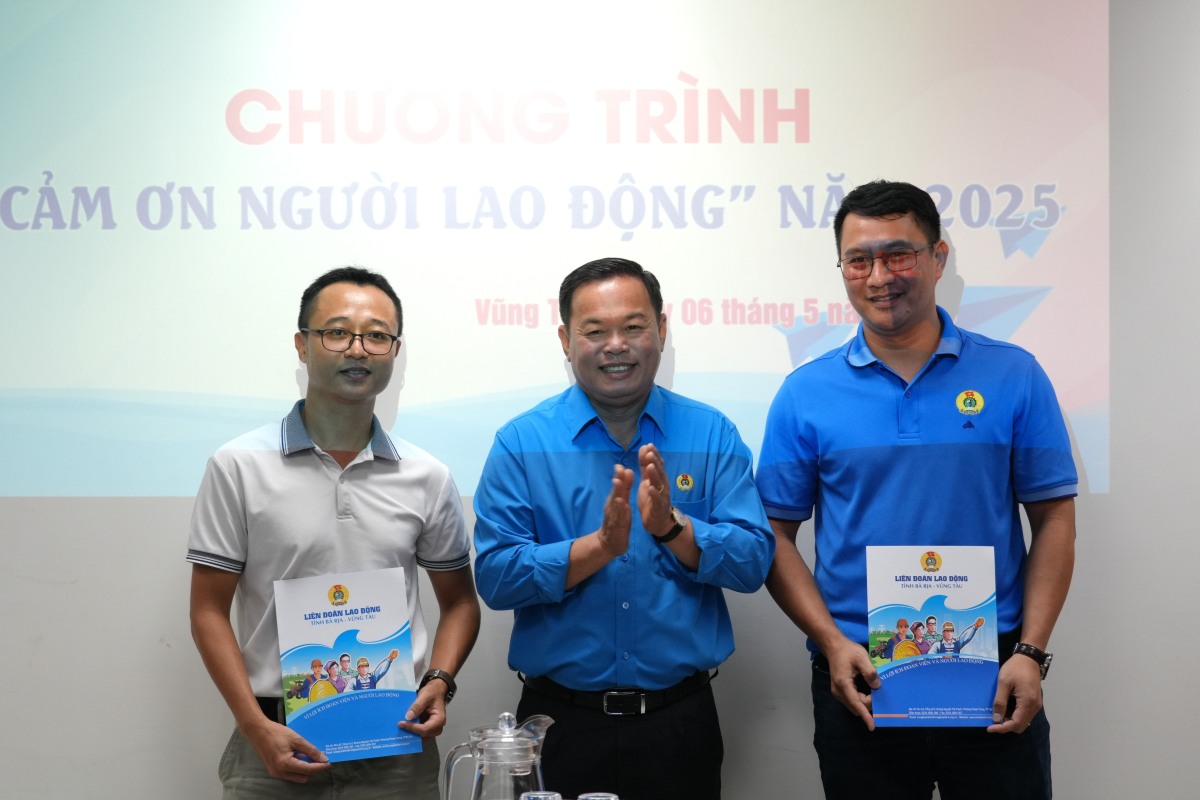 Ong Nguyen Ba Hung - Pho Chu tich LDLD TPHCM (giua) - duoc phan cong phu trach 6 Cong doan xa, phuong; voi 65.739 doan vien. Anh: Thanh An