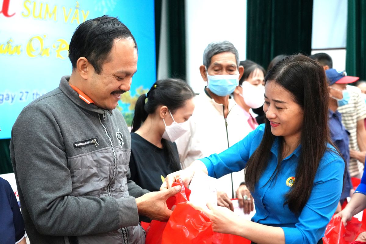 ホーチミン市労働連盟の副会長 -  60,819人のメンバーを持つ、ホーチミン市労働連盟の副会長 - コミューン、病棟、特別ゾーンの12ユニットユニットを担当することが割り当てられました。写真：タンアン