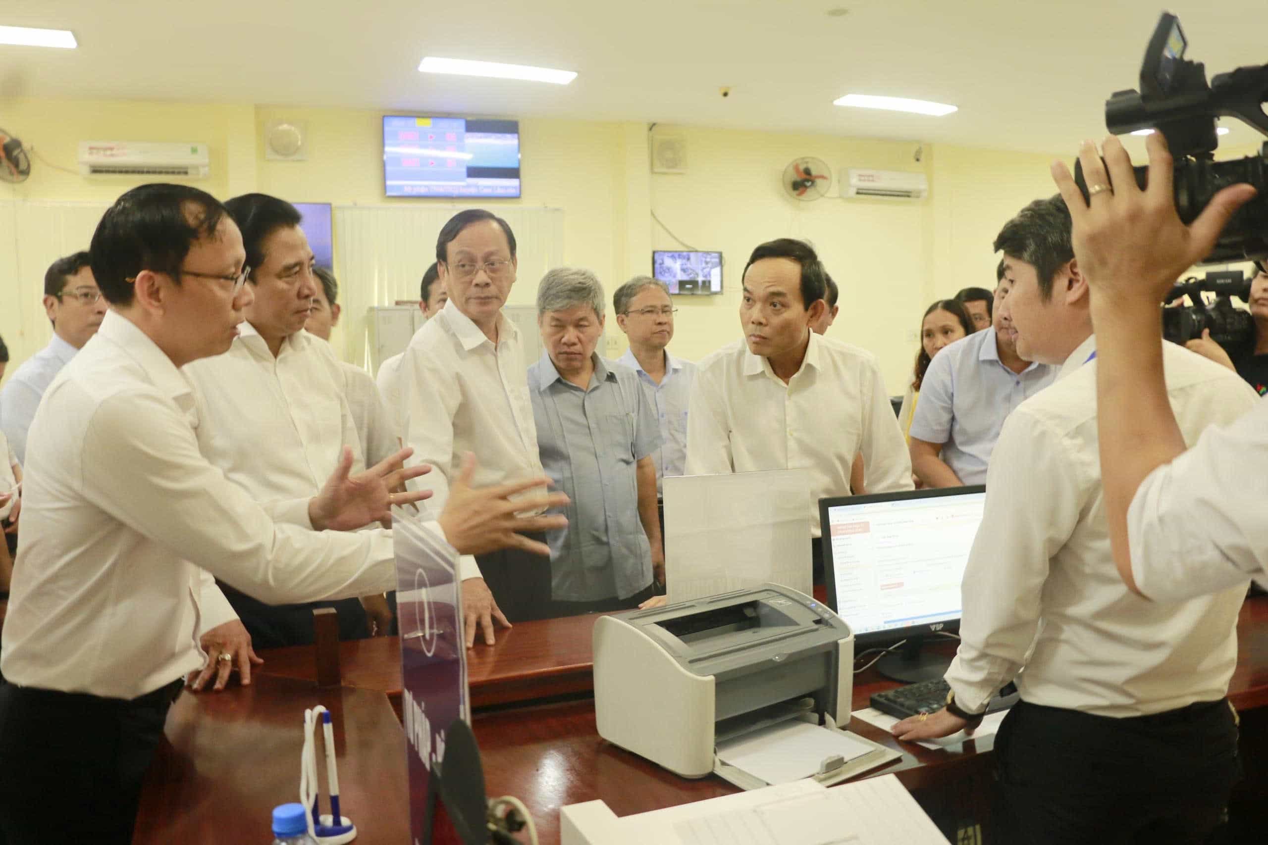 칸호아성은 기업의 어려움을 적시에 해결하도록 기업을 모니터링하고 지시하기 위해 3개의 실무 그룹을 구성했습니다. 사진: 흐우롱