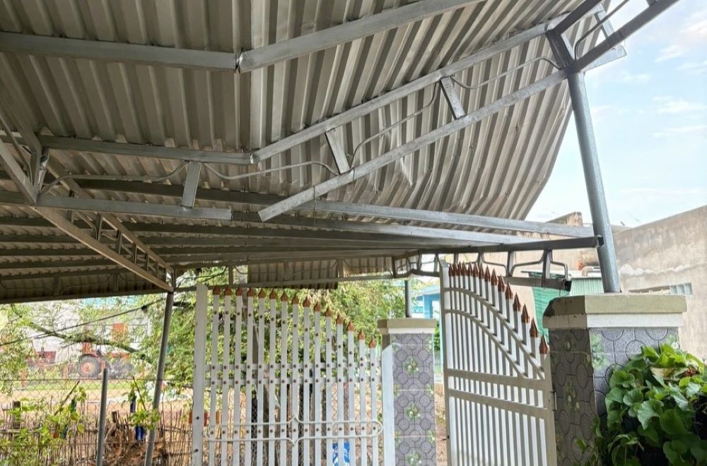 Mai ton nha dan bi hu hong do gio manh. Anh: Pham Duy