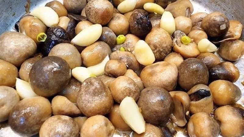 Mushrooms combined with vegetables are a dish that helps control fatty liver condition. Photo: Quang Minh.