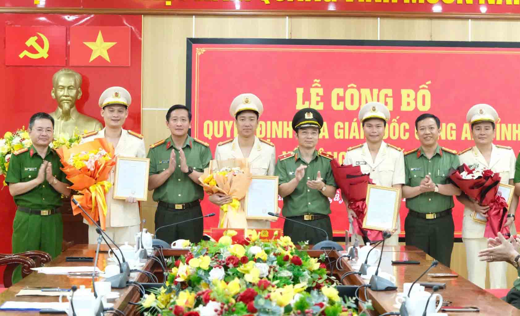 Lãnh đạo Công an tỉnh Hà Tĩnh trao các quyết định điều động, bổ nhiệm. Ảnh: Công an Hà Tĩnh.