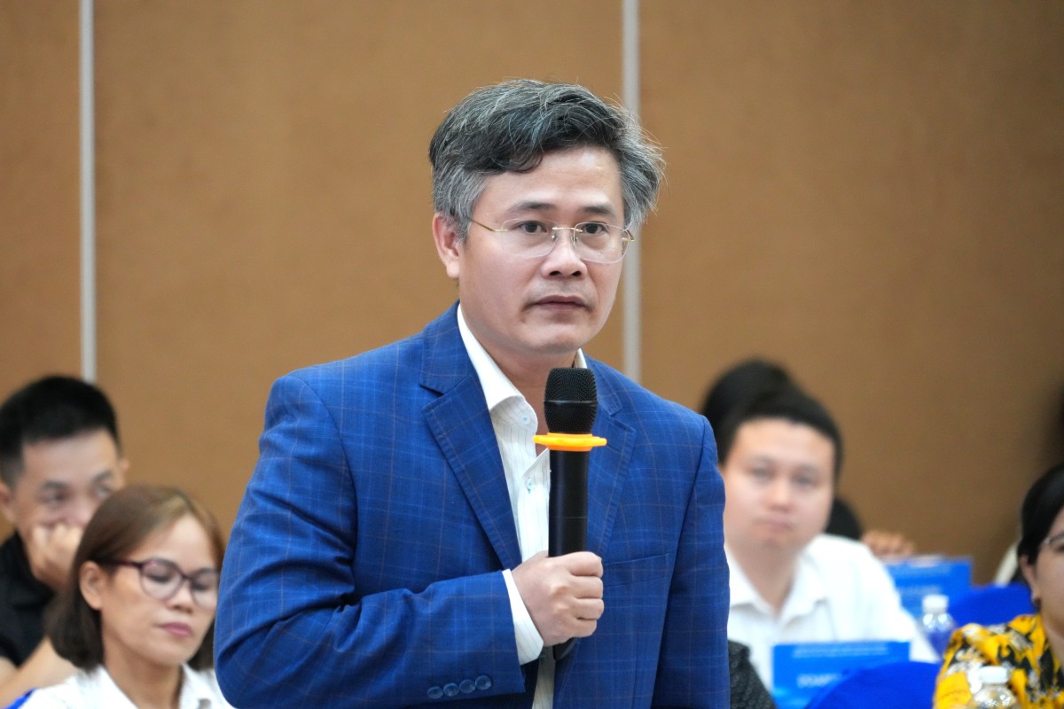 Ong Do Thien Anh Tuan neu y kien tham luan trong buoi toa dam. Anh: Thanh An