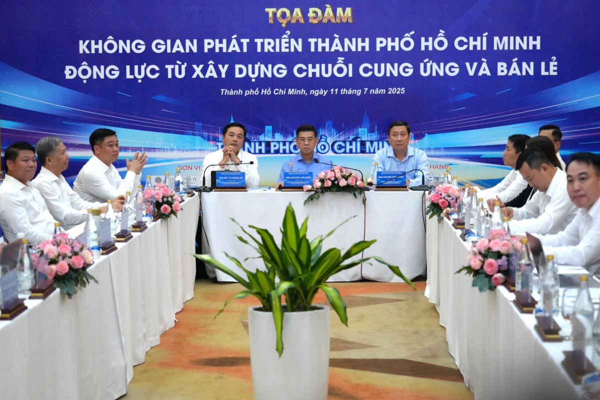 공급망 및 소매 구축을 통한 호치민시 발전을 위한 동력 및 공간 창출에 관한 좌담회 전경. 사진: Thanh An