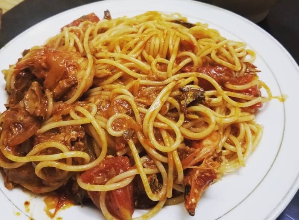 Tomato sauce mackerel pasta is a new dish to change the taste for family meals on the weekend. Photo: Tuan Dat