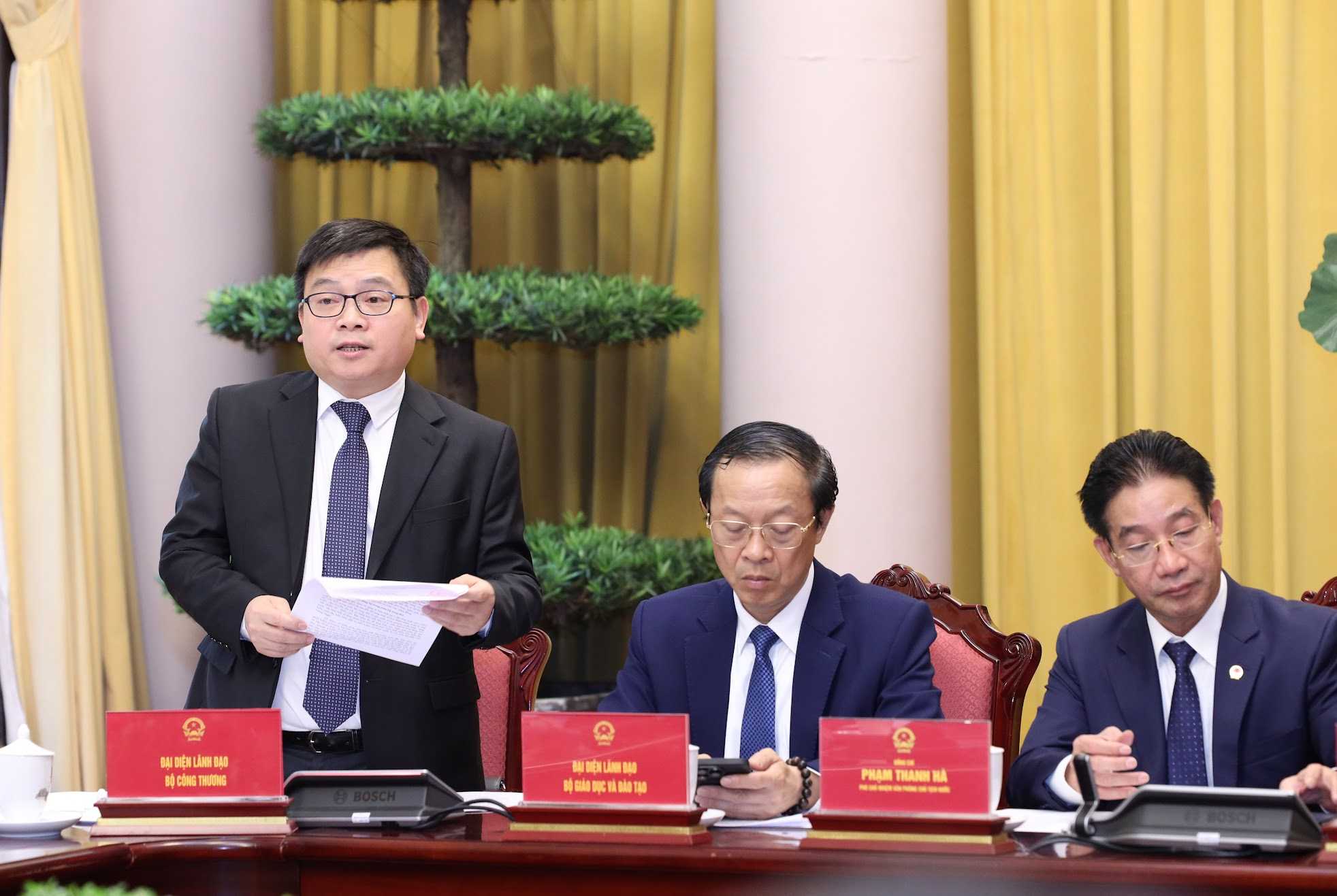 Deputy Minister of Industry and Trade Truong Thanh Hoai informed about some new points in the Law amending and supplementing a number of articles of the Law on Energy Efficiency and Savings. Photo: Duy Thien