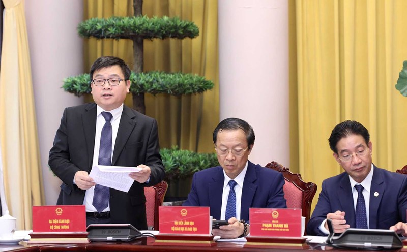 Deputy Minister of Industry and Trade Truong Thanh Hoai informed about some new points in the Law amending and supplementing a number of articles of the Law on Energy Efficiency and Savings. Photo: Duy Thien