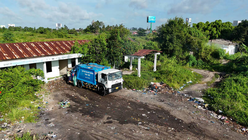 The garbage collection point in Dong Thanh ward was cleaned after being reported by Lao Dong Newspaper. Photo: Hoang Loc
