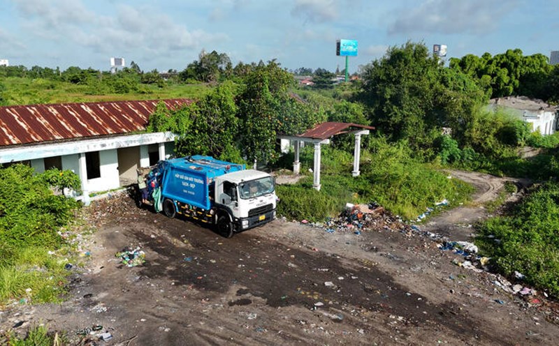 The garbage collection point in Dong Thanh ward was cleaned after being reported by Lao Dong Newspaper. Photo: Hoang Loc
