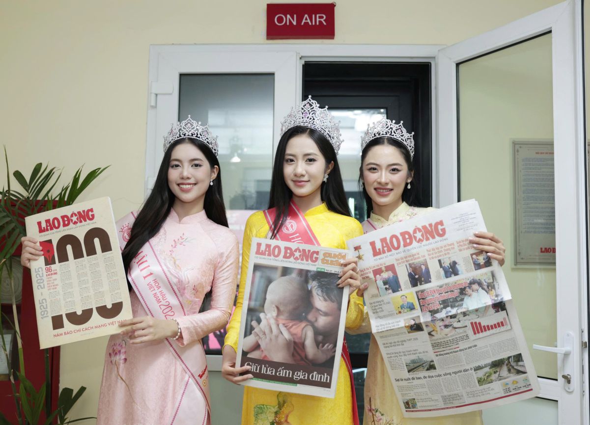 Hoa hau Ha Truc Linh va 2 A hau Chau Anh, Van Nhi trong buoi ghi hinh tai Bao Lao Dong. Anh: Nhu Y