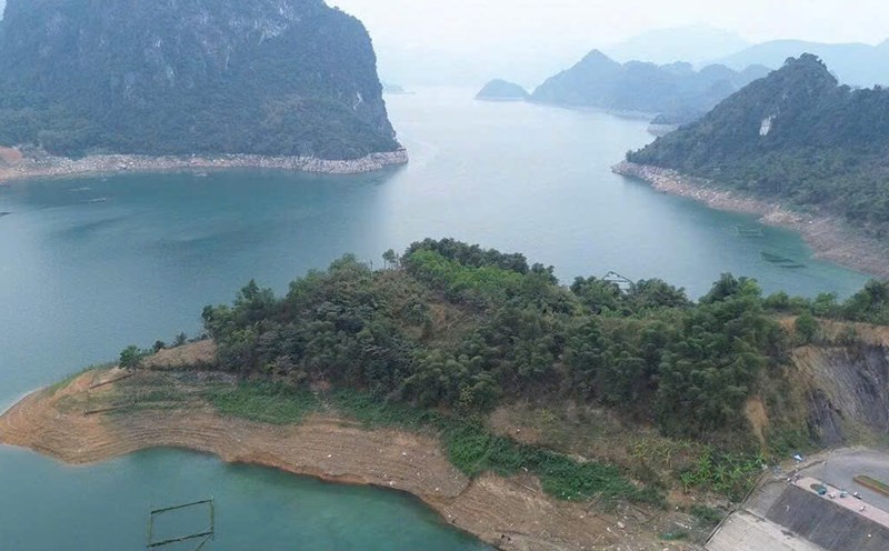 The wild, deep beauty of Ngoi Hoa Bay. Photo: Yen San