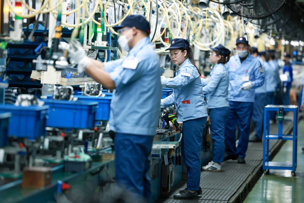 2025년 고용법은 정책 적용 범위를 확대하고 실업 보험료 납부 수준을 유연하게 하기 위해 실업 보험 가입 대상을 확대했습니다. 사진: 하이 응우옌