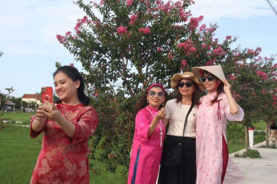 The micro-wallside in Da Nang attracts people and tourists to check-in. Photo: Thanh Huyen