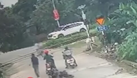 Passersby rescue the child in front of a ship in Viet Hoa ward, Hai Phong city. Photo taken from the camera