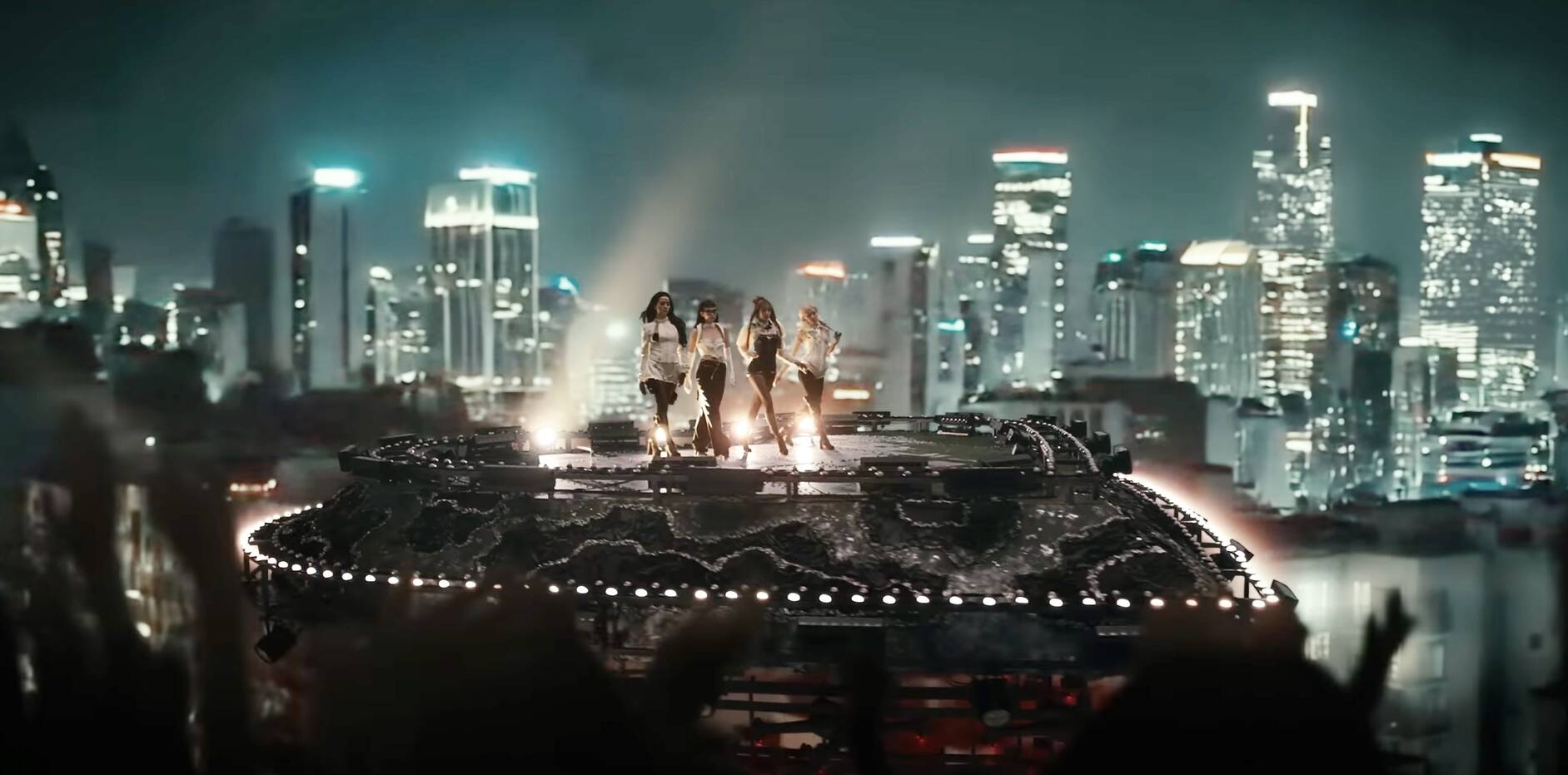 Mot so hinh anh trong MV “Jump” cua Blackpink. Anh: YG