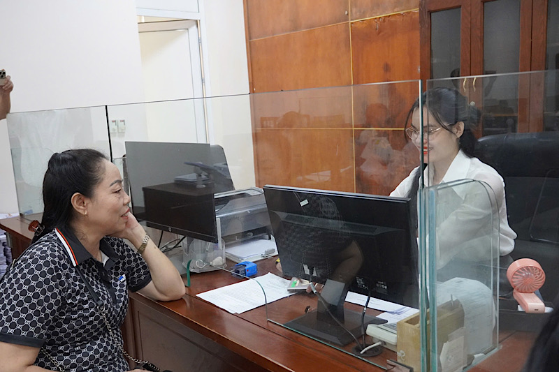 Mrs. Duyen (in black shirt) went to do the birth registration. Photo: Hai Trinh