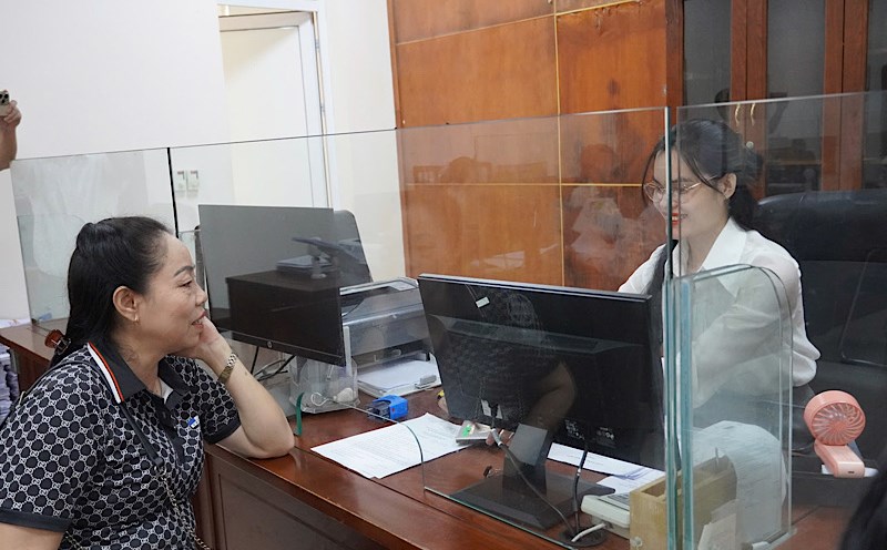Mrs. Duyen (in black shirt) went to do the birth registration. Photo: Hai Trinh
