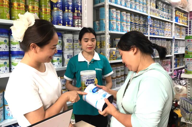 Son La 지방의 한 상점이 고객에게 분유를 상담하고 있습니다. 사진: Truong Son