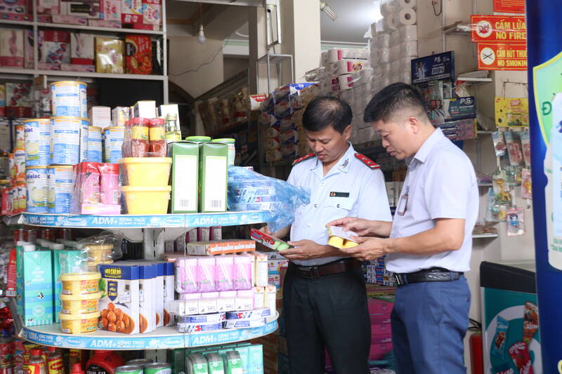 Doan kiem tra lien nganh kiem tra san pham sua tai xa Thuan Chau, tinh Son La. Anh: Truong Son