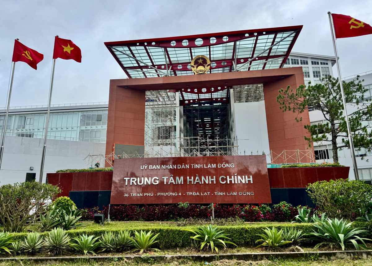 Trung tâm hành chính tỉnh Lâm Đồng có nhiều cán bộ, công chức lên làm việc. Ảnh: Duy Tuấn