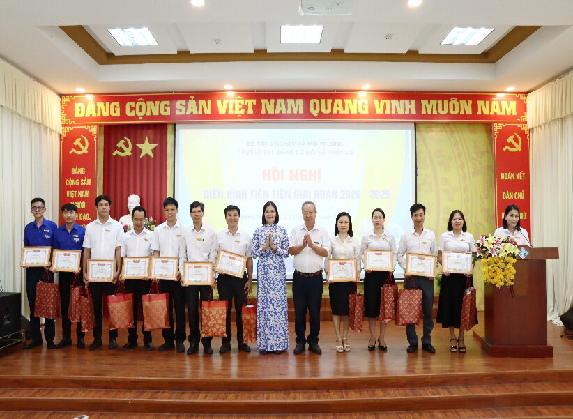 Ejemplos avanzados reciben recompensas. Foto: Thu Thuys