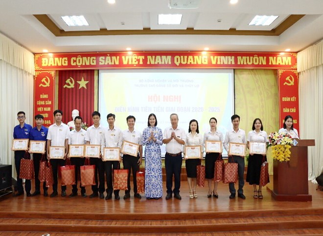 7 tập thể và 20 cá nhân điển hình tiên tiến của Trường Cao đẳng Cơ giới và Thủy lợi