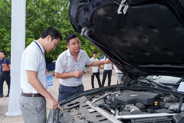Nguoi dan mang xe oto xang toi dinh gia de doi xe dien. Anh: Hong Minh