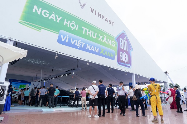 Su kien doi xe xang thu hut dong dao nguoi dan tham gia. Anh: Hong Minh