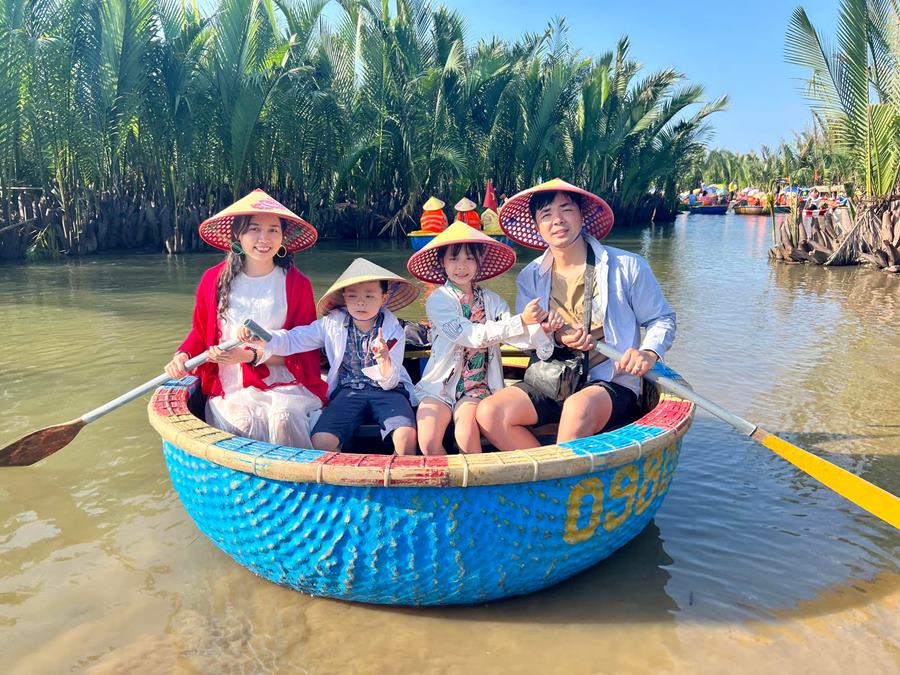 Du khach hao hung di thuyen thung o Rung dua Bay Mau, gia mot thuyen thung ngoi 2 nguoi la 120.000 dong.